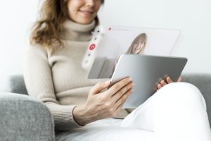Mujer reflexionando sobre si necesita acudir a un psicólogo online